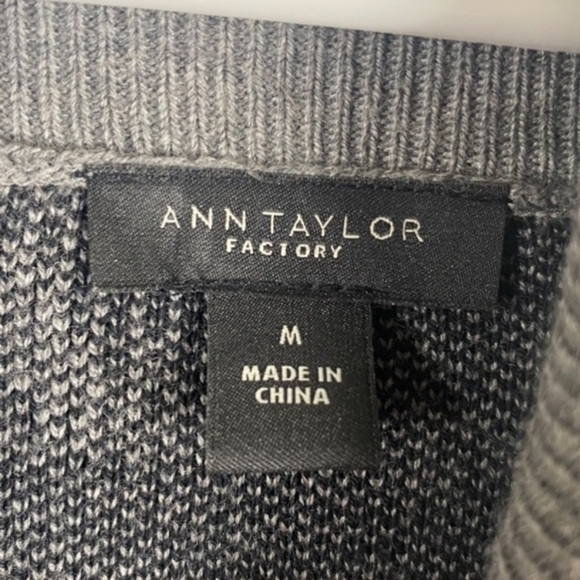 Ann Taylor | Women’s Medium Houndstooth Design Turtleneck Sweater | Grey, Black - Picture 6 of 7